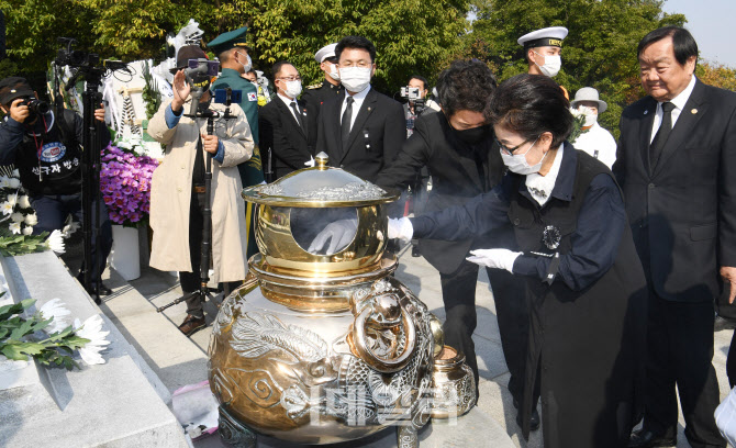 박정희 추도식, '분향하는 박근령'                                                                                                                                                        