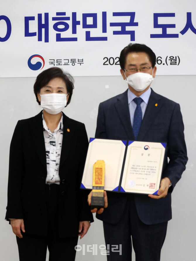  장관상 받는 김영종 종로구청장                                                                                                                                                                    