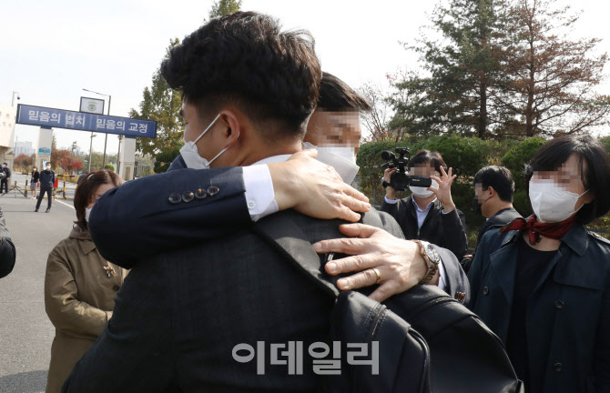 가족들과 인사 나누는 '양심적 병역거부' 대체복무요원들                                                                                                                                   