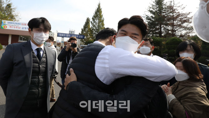 가족들과 인사 나누는 '양심적 병역거부' 대체복무요원                                                                                                                                     