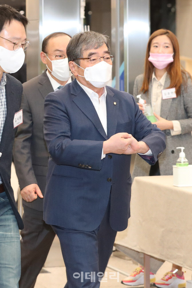 프론트원 들어서는 윤석헌 금융감독원장                                                                                                                                                             