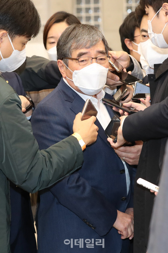 질문에 답하는 윤석헌 금융감독원장                                                                                                                                                                 