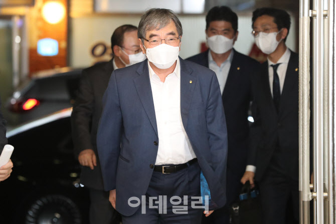 프론트원으로 들어서는 윤석헌 금융감독원장                                                                                                                                                         