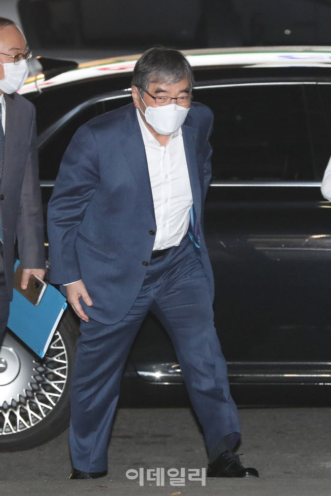 간담회에 참석하는 윤석헌 금융감독원장                                                                                                                                                             