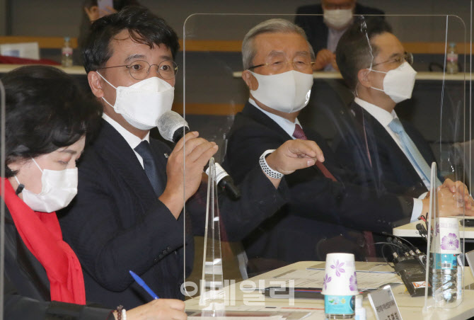 '인사말하는 김택진 대표'                                                                                                                                                                