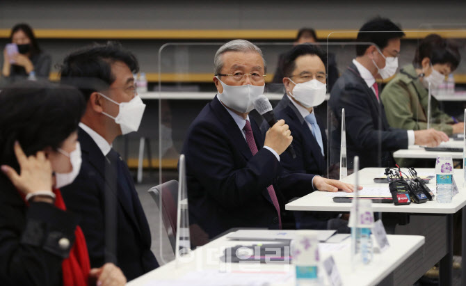 '인사말하는 김종인 비대위원장'                                                                                                                                                          