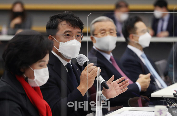 '인사말하는 김택진 엔씨소프트 대표'                                                                                                                                                     