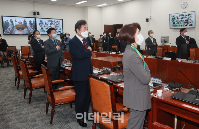 '국민의례하는 이낙연 대표'                                                                                                                                                              