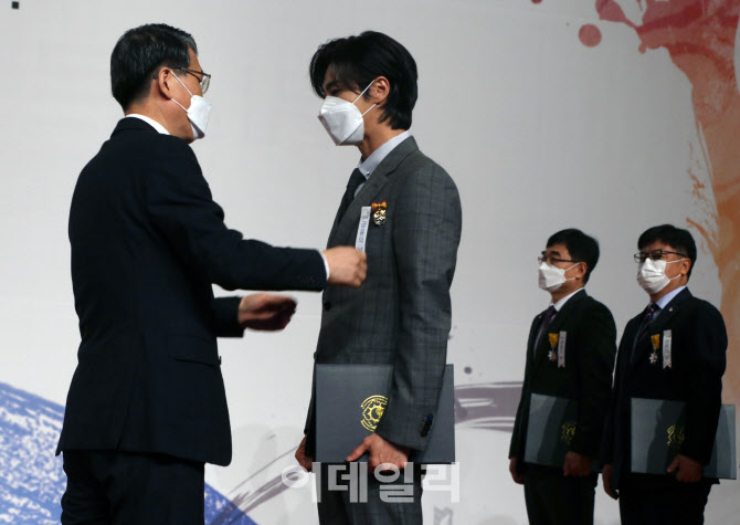  대통령 표창받는 유노윤호                                                                                                                                                                         