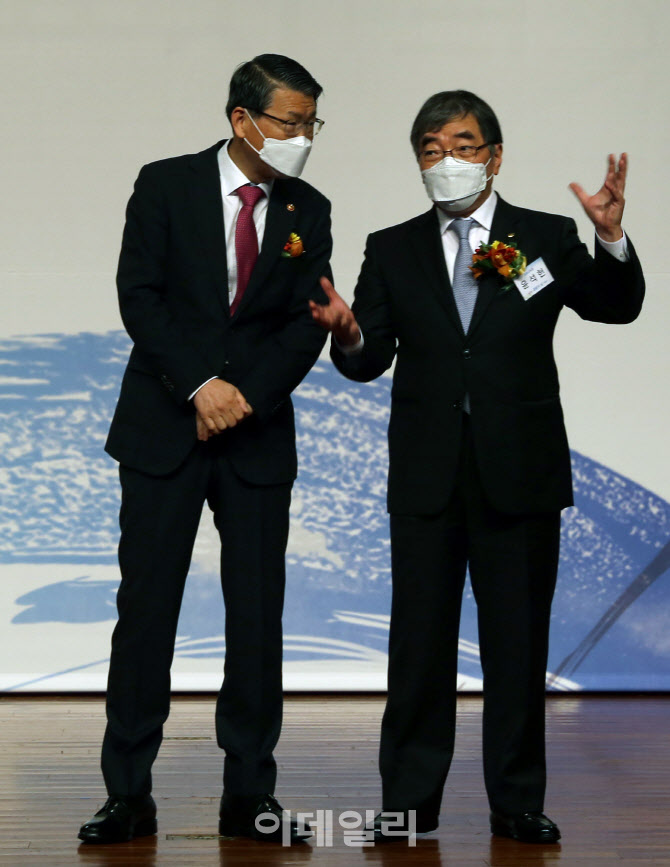  환담하는 금융위원장과 금감원장                                                                                                                                                                   