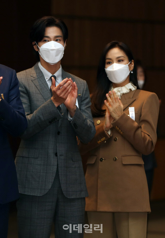  금융의날 상받은 고소영과 유노윤호                                                                                                                                                                