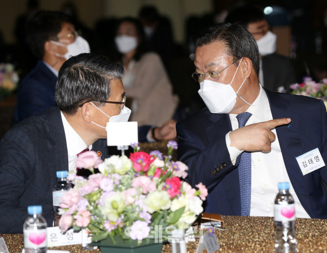  금융위원장과 은행연합회장                                                                                                                                                                        