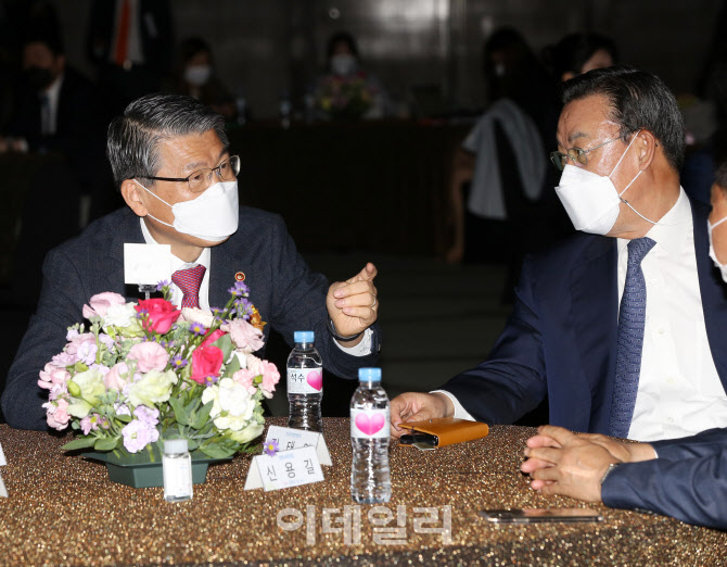  대화하는 금융위원장과 은행연합회장                                                                                                                                                               