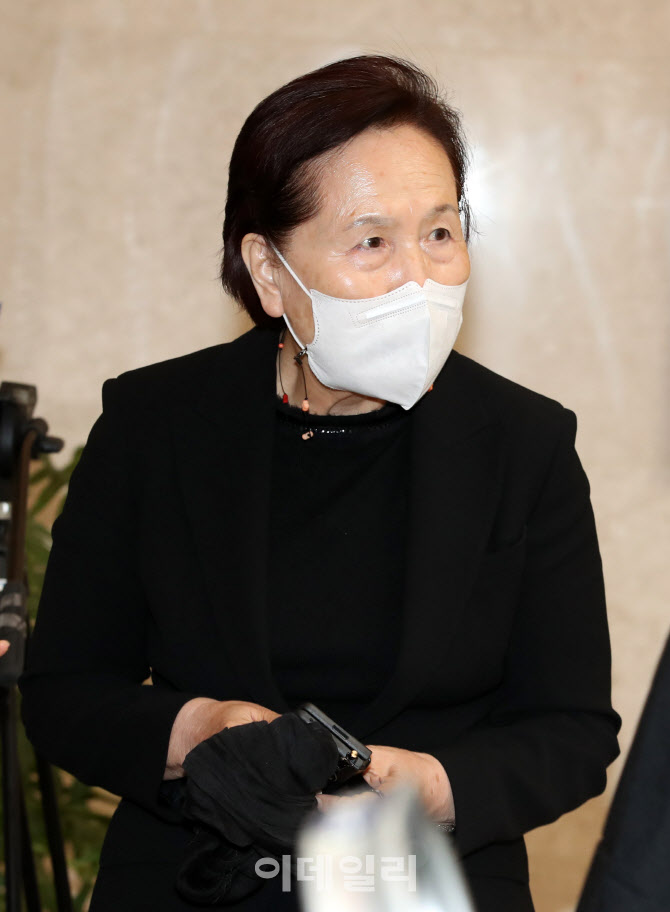 故 이건희 회장 빈소 찾은 영화배우 박정자                                                                                                                                                          