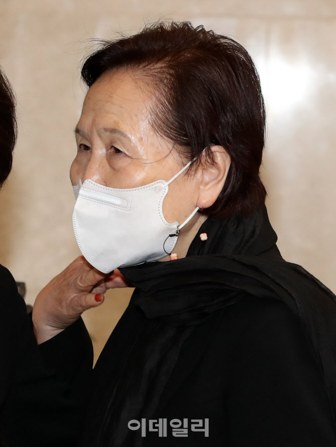 故 이건희 삼성 회장 빈소 찾은 박정자                                                                                                                                                              