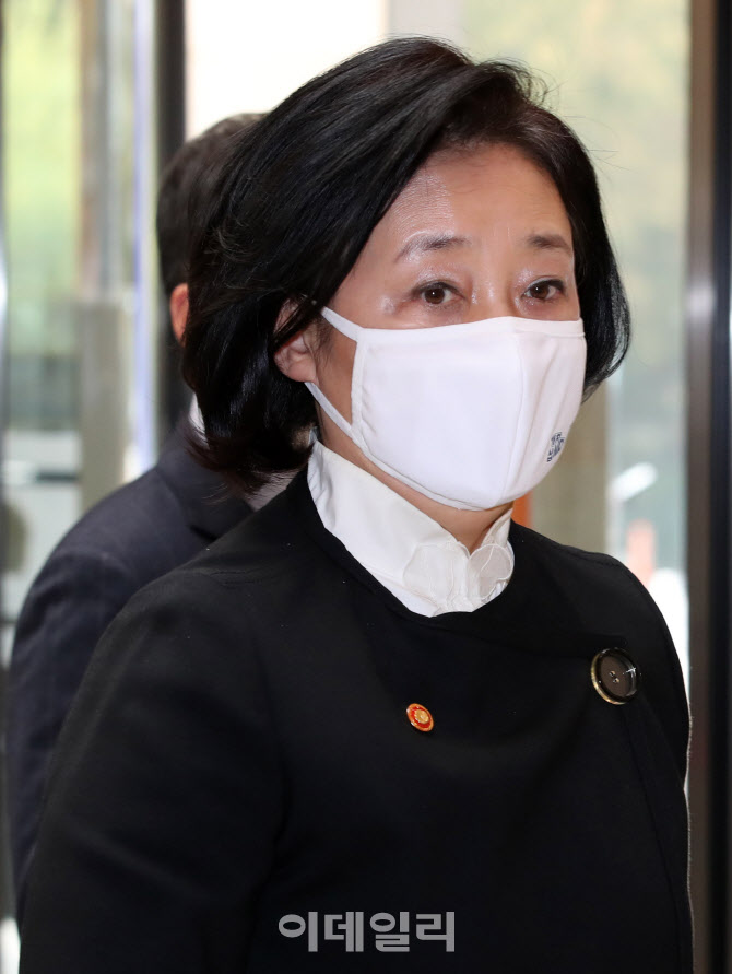 故 이건희 삼성 회장 빈소 찾은 박영선 장관                                                                                                                                                         