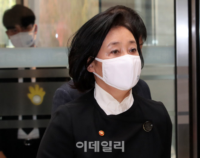 故 이건희 삼성 회장 빈소 찾은 박영선 중소벤처기업부 장관                                                                                                                                          