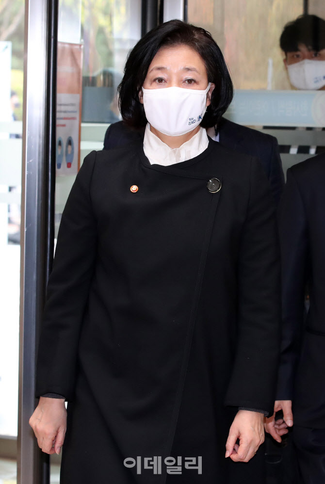 故 이건희 삼성그룹 회장 빈소 찾은 박영선 중소벤처기업부 장관                                                                                                                                      