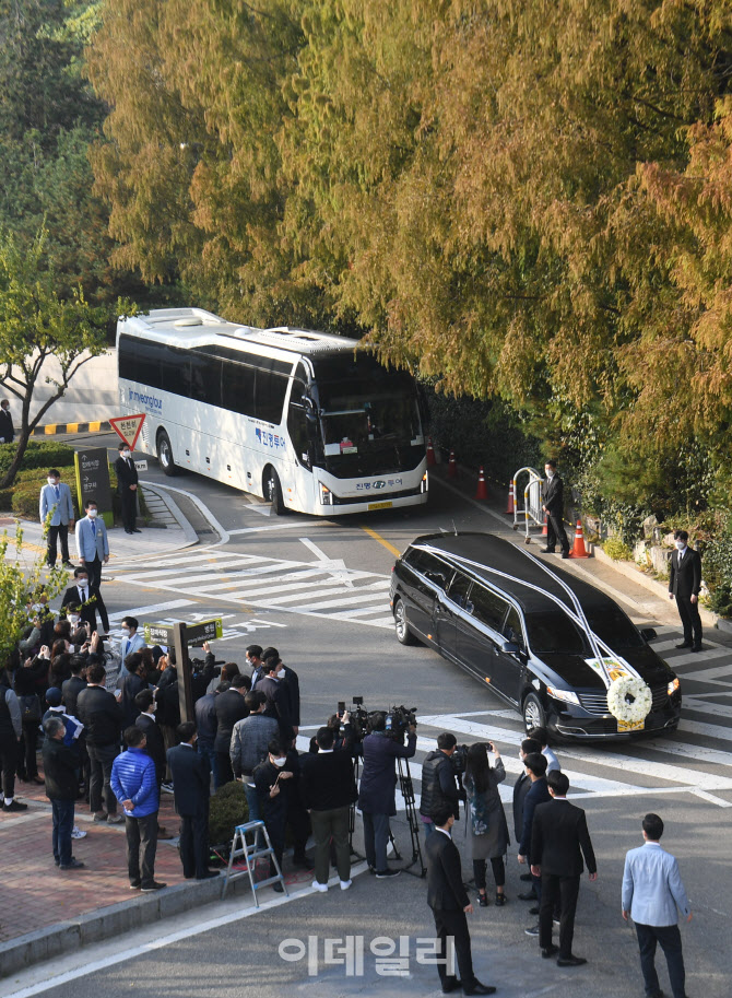 한남동 자택으로 향하는 이건희 회장 운구차량                                                                                                                                                       