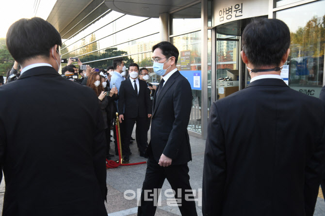 영결식 마치고 이동하는 이재용 부회장                                                                                                                                                              