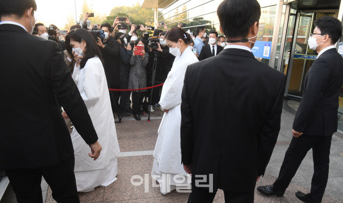 영결식 마치고 이동하는 이부진 사장-이서현 이사장                                                                                                                                                  