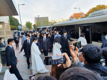 [이건희 별세]마지막 길, 차분한 분위기 속 진행…운구차 장지로