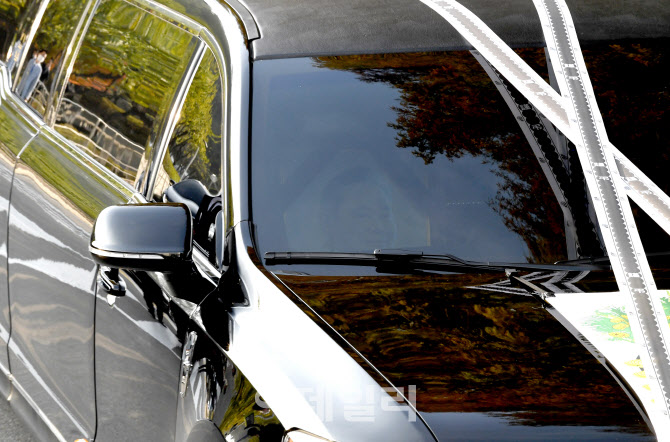 故 이건희 삼성그룹 회장 발인식, 고인의 영정사진 싣고 장례식장 나서는 운구차량                                                                                                                     