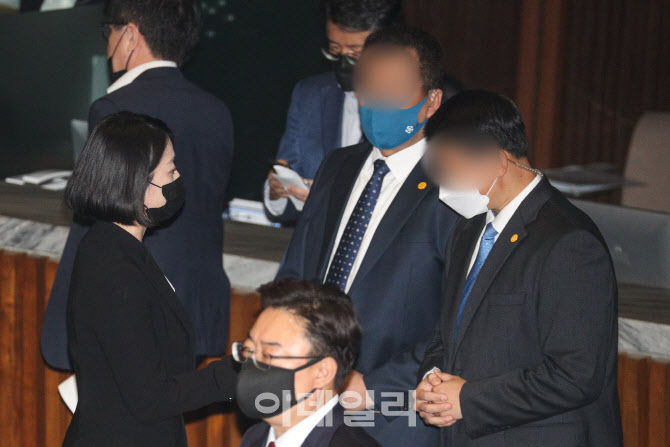 몸수색 요청한 경호원에게 항의하는 배현진                                                                                                                                                          