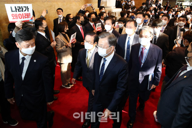 이동하는 문 대통령                                                                                                                                                                                