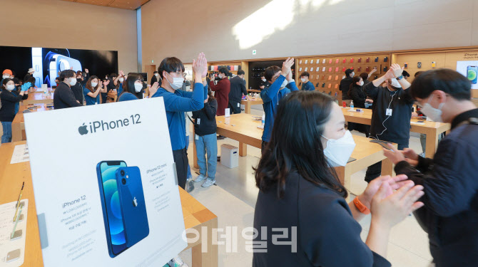 아이폰12 정식 출시, 박수치는 직원들                                                                                                                                                               