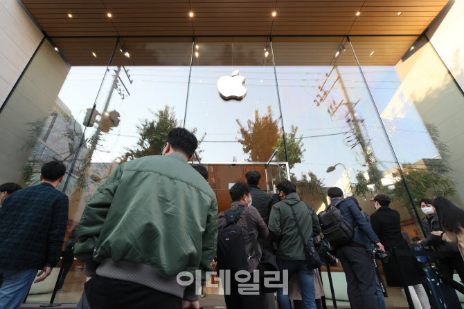 아이폰12 정식 출시로 북적이는 애플스토어                                                                                                                                                          