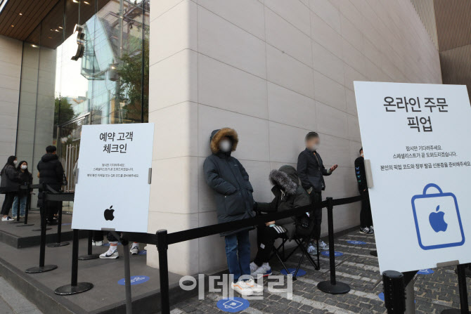 애플스토어 앞에서 줄 서는 고객들                                                                                                                                                                  