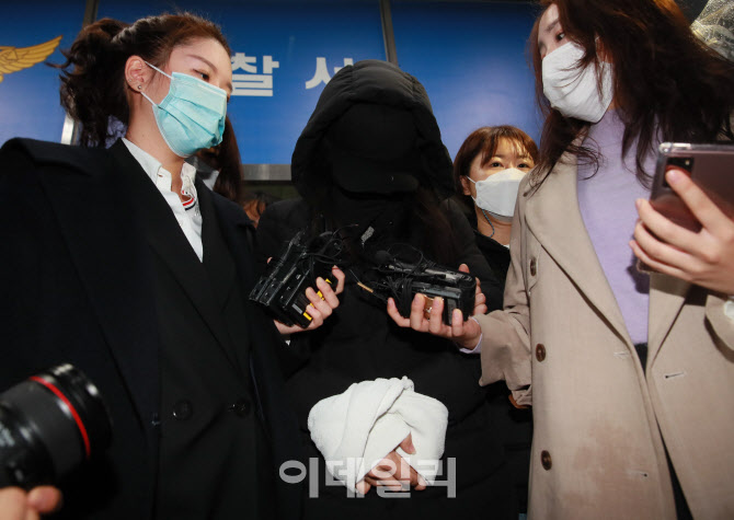 호송되는 '16개월 입양아 학대 사망' 엄마                                                                                                                                                 