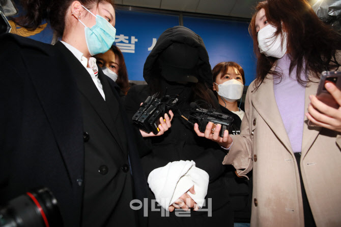 검찰로 송치되는 '16개월 입양아 학대 사망' 엄마                                                                                                                                          