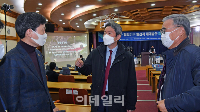 '남북연락·협의 기구의 발전적 재개 방안' 토론회 찾은 이인영 통일부 장관                                                                                                                 