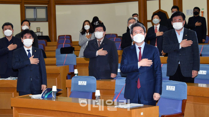 '남북연락·협의 기구의 발전적 재개 방안' 토론회 찾은 이인영                                                                                                                             