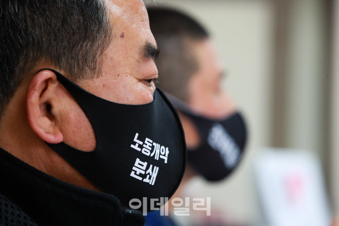 노동계약 분쇄를 위해 총파업                                                                                                                                                                       