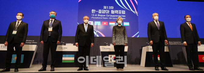 기념촬영하는 강경화 장관과 중앙아시아 5개국 장관들                                                                                                                                                
