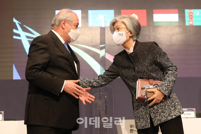 인사 나누는 강경화 장관-알둘아지즈 장관                                                                                                                                                           