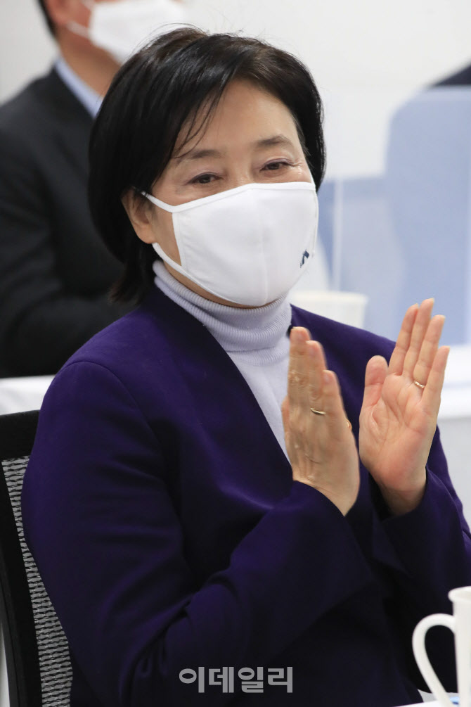  박수치는 박영선 장관                                                                                                                                                                             