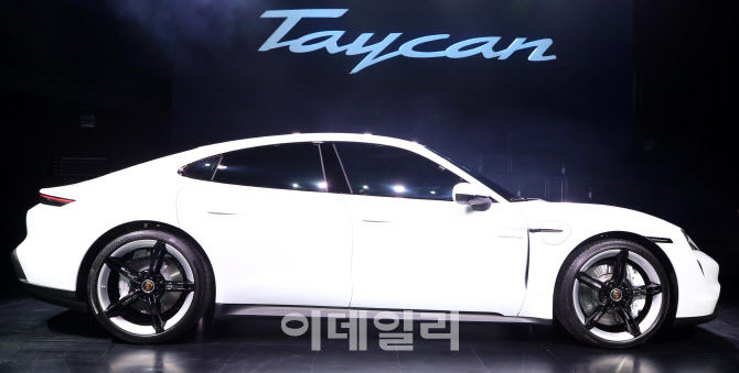 '포르쉐 타이칸 4S', 심장 바꿨지만 DNA는 그대로                                                                                                                                          