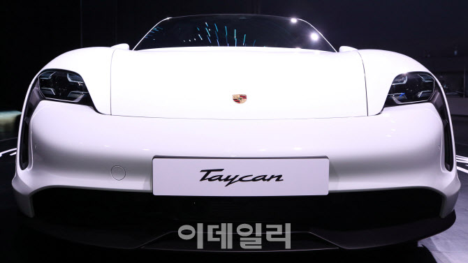 미래지향적인 '포르쉐 타이칸 4S'의 앞모습                                                                                                                                                