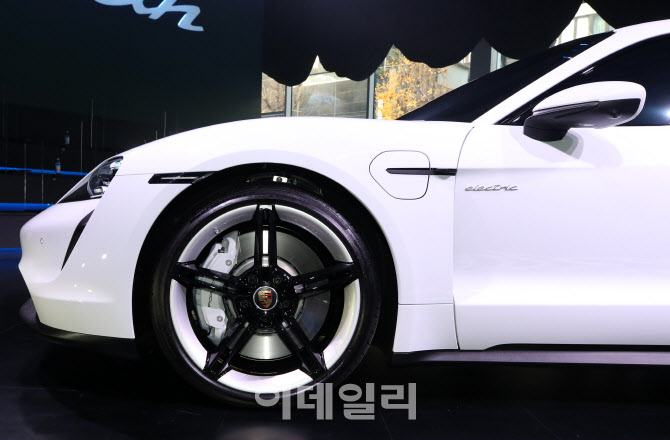 '포르쉐 타이칸 4S'의 날렵한 라인                                                                                                                                                        