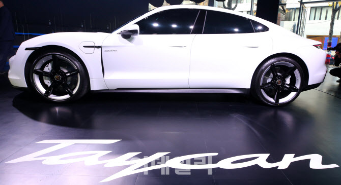 '포르쉐 타이칸 4S'의 날렵한 옆태                                                                                                                                                        