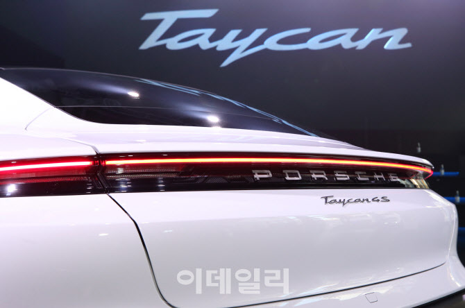 '포르쉐 타이칸'의 날렵한 뒤태                                                                                                                                                           