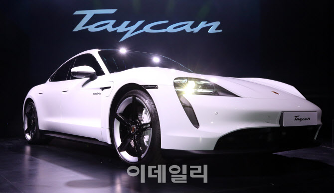 전기 스포츠카 '포르쉐 타이칸'                                                                                                                                                           