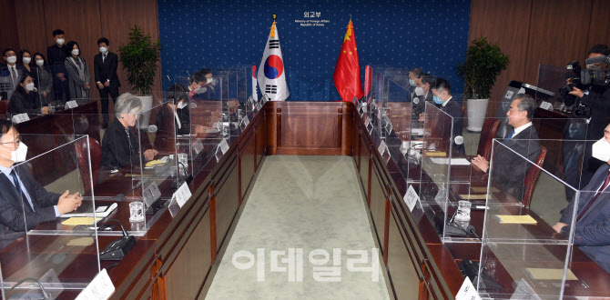 강경화 외교부 장관-왕이 중국 외교부장 회담                                                                                                                                                        