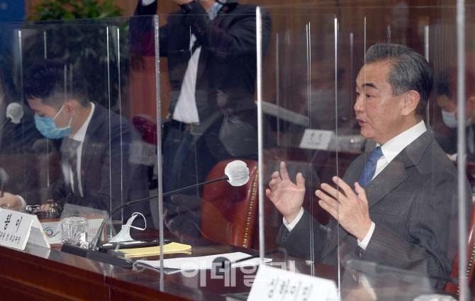 인사말하는 왕이 중국 외교부장                                                                                                                                                                     