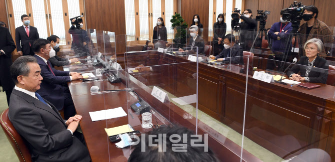 강경화 외교부 장관 만난 중국 왕이 외교부장                                                                                                                                                        