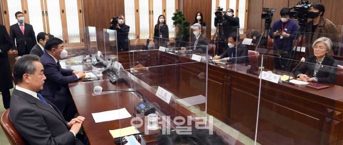 강경화 외교부 장관 만난 中 왕이 외교부장                                                                                                                                                          